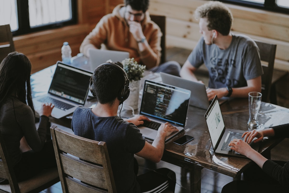 Equipe Speedassu analysant un dossier d'assurance